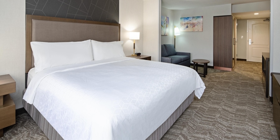 Habitación del hotel Holiday Inn Express Hotel & Suites Santa Clarita cerca del parque Six Flags Magic Mountain