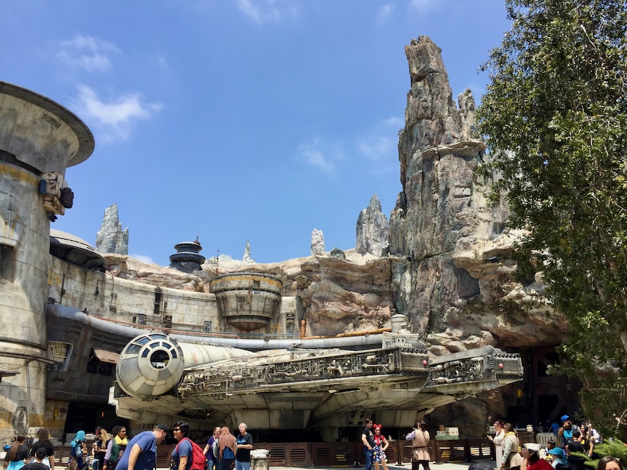 Halcón Milenario en Star Wars Galaxys Edge de Disneyland en Anaheim