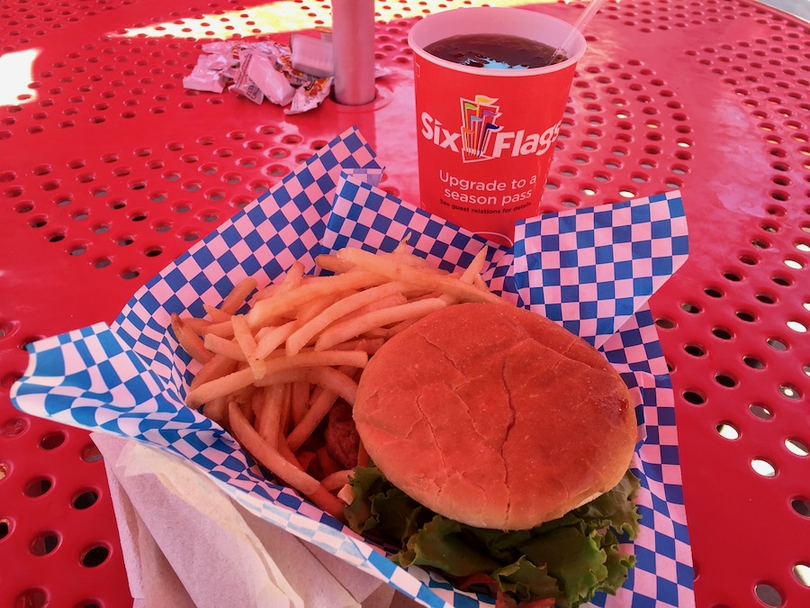 Hamburgesa del restaurante Big Belly Burger de Six Flags Magic Mountain