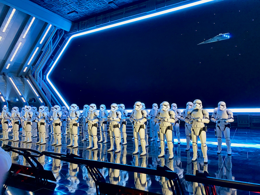 Interior de la atracción Star Wars Rise of the Resistance en Galaxys Edge de Disneyland California