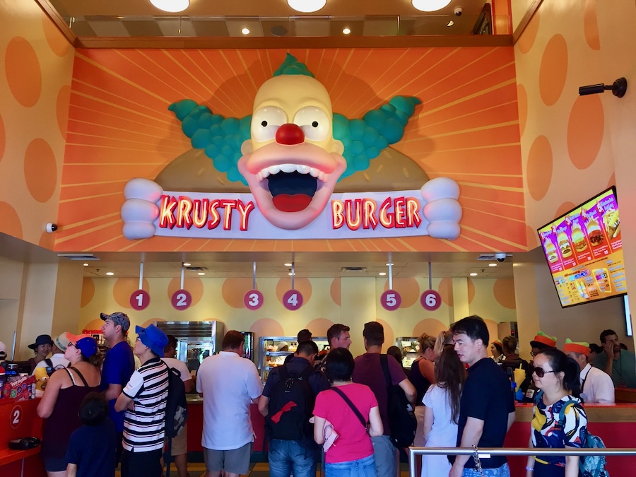 Interior del restaurante Krusty Burger de los Simpsons en Universal Studios Hollywood