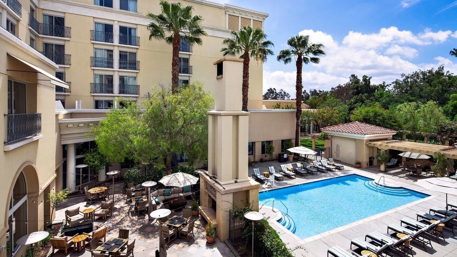 Jardín y piscina del hotel Hyatt Regency Valencia Magic Mountain cerca de Six Flags