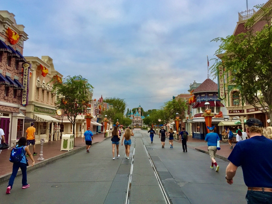 Main Street de Disneyland Anaheim casi vacía en la Magic Morning