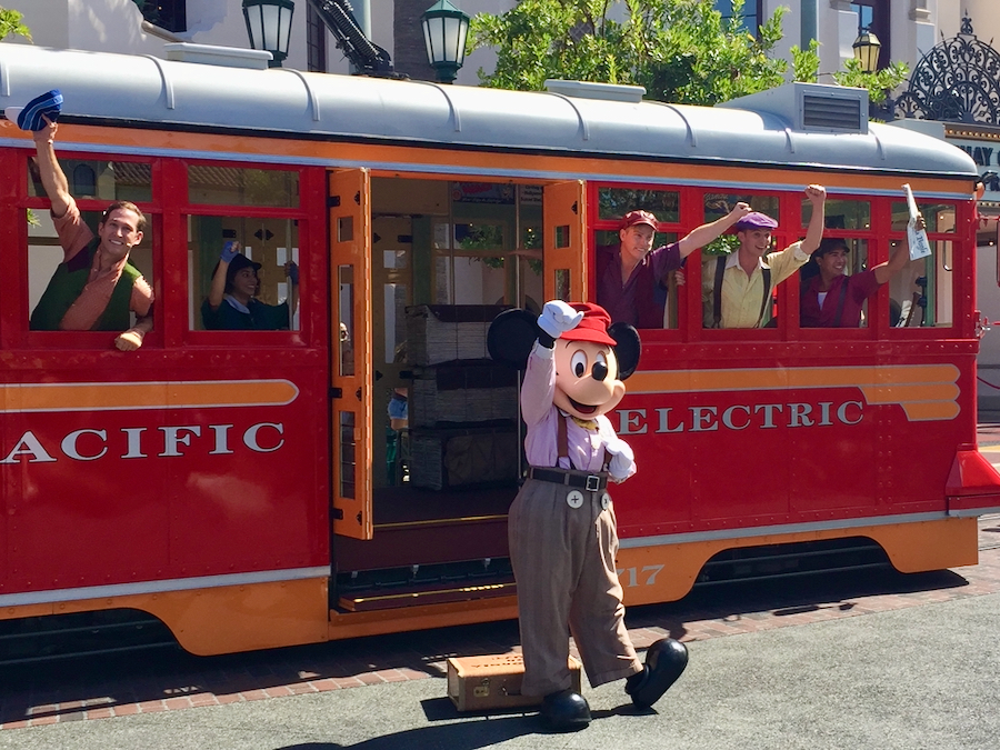 Mickey en espectáculo de calle en Disney California Adventure