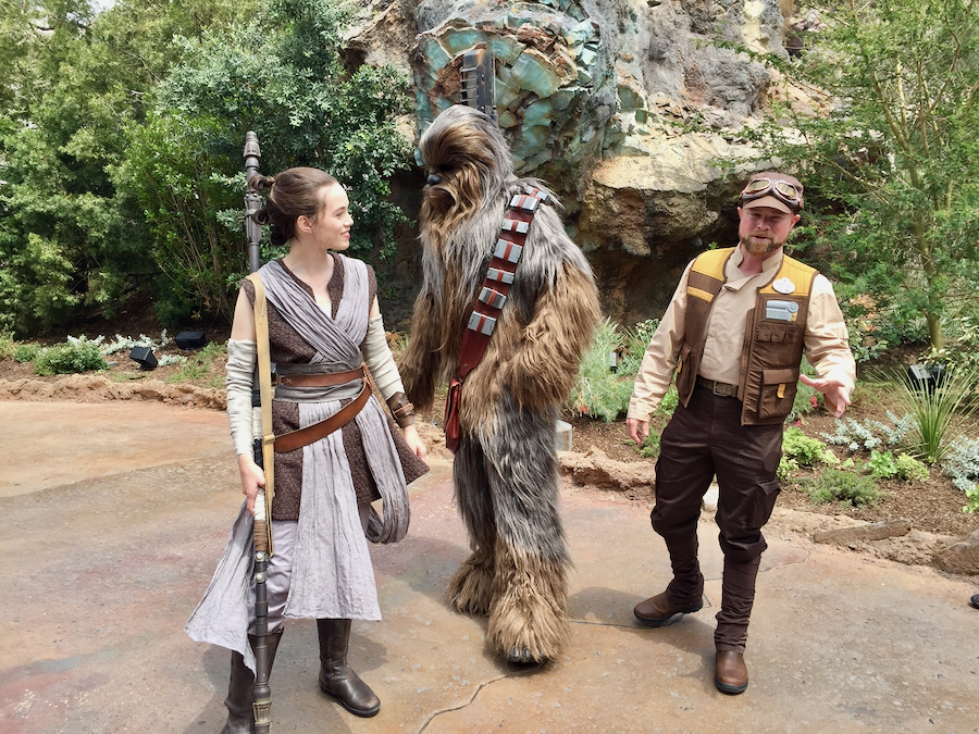 Personajes Rey y Chewbacca en Star Wars Galaxys Edge de Disneyland Resort California