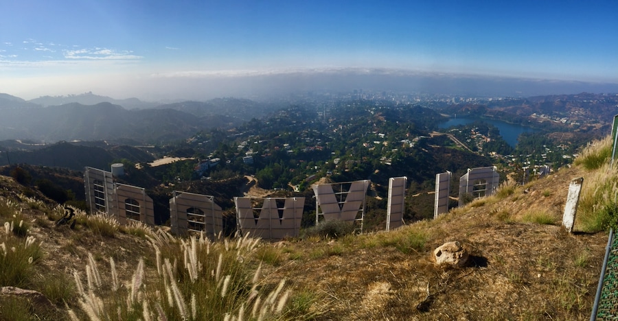 Vista del cartel de Hollywood en Los Angeles desde detrás