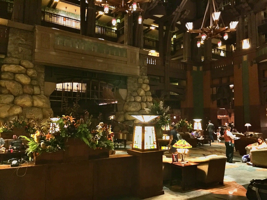 Zona de recepción y bar del hotel Grand Californian de Disneyland Resort en California