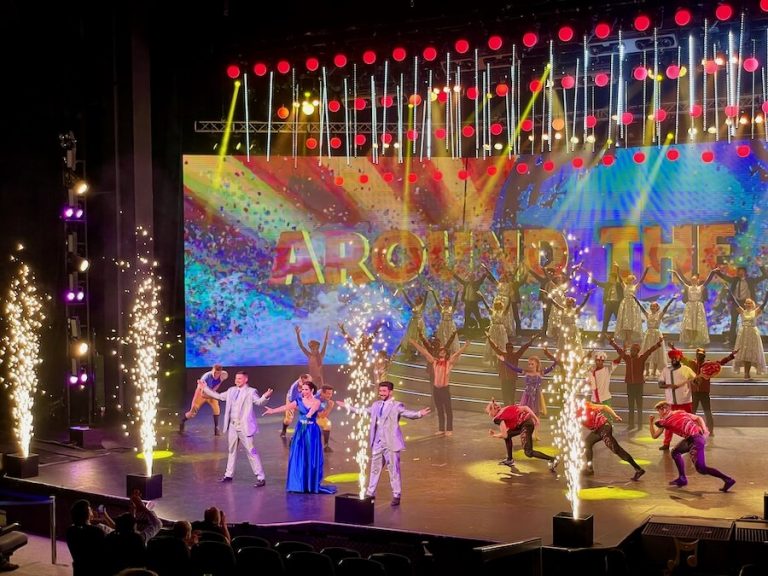 Espectáculo Around the World en el Gran Teatro Imperial de PortAventura 2021