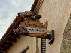 Cartel de El Taller de Don Serapio en La Puebla Real de Puy du Fou España