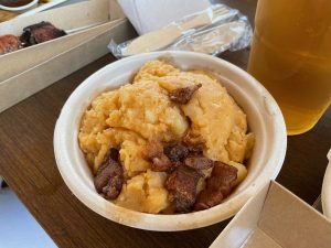 Patatas labriegas revolconas con torreznos 2021 - La Parrilla de Isidro de Puy du Fou España