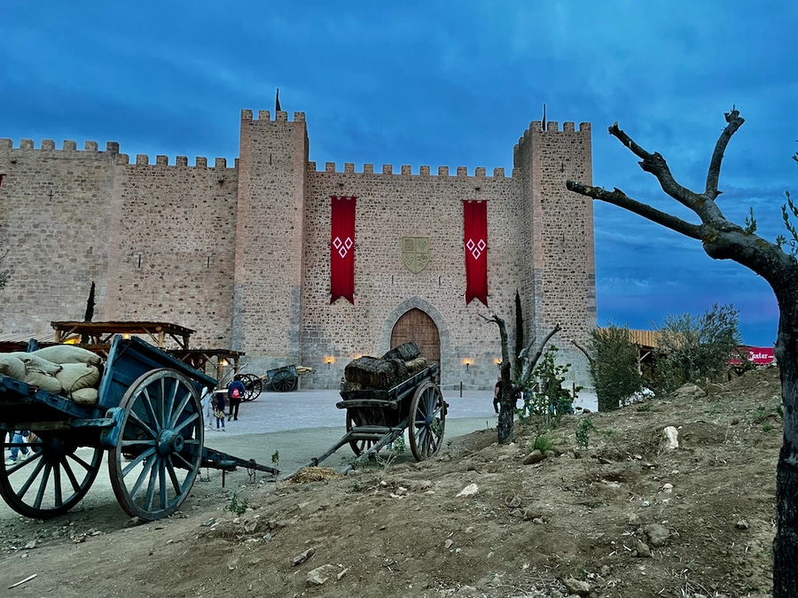 El Castillo de Vivar de la Puebla Real en Puy du Fou España de noche