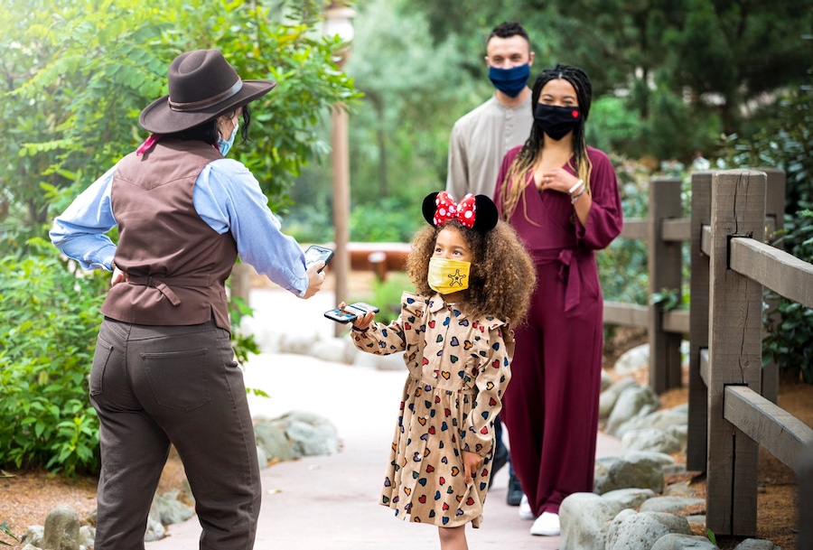 Familia accediendo a Big Thunder Mountain a través del Disney Premier Access