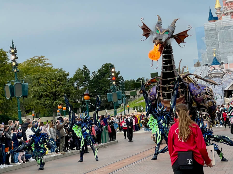 Carroza del Dragón Maléfica durante el Halloween 2021 de Disneyland Paris