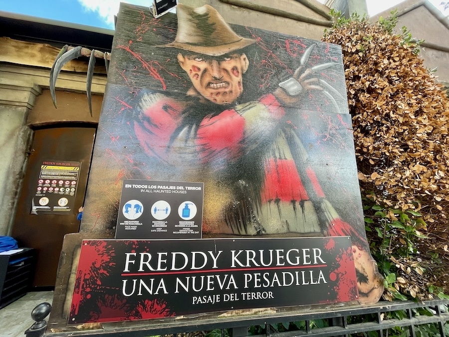 Cartel del pasaje de terror de Freddy Krueger en el Halloween de Parque Warner