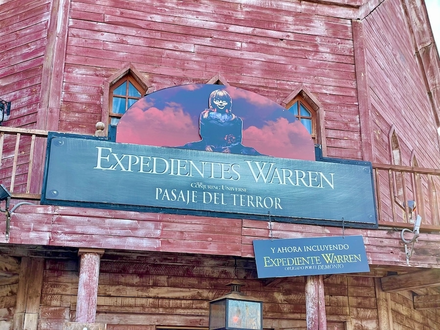 Cartel del pasaje del terror Expedientes Warren de Parque Warner