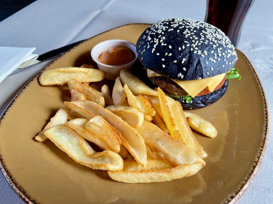 Ghost Burger del menú de Halloween 2021 en The Iron Horse de PortAventura