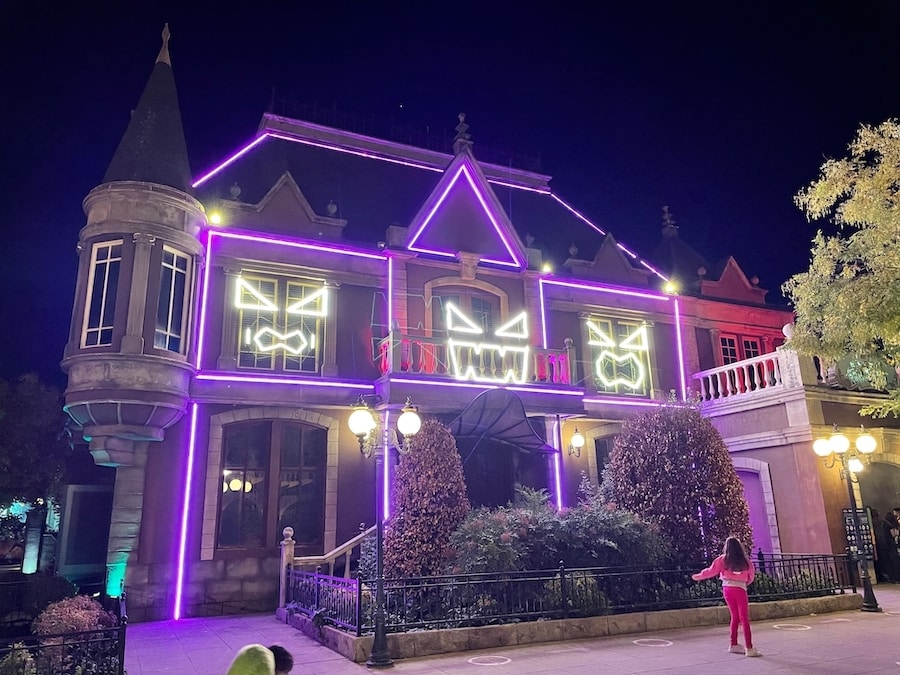 Hotel Embrujado de Parque Warner con iluminación en un mini-show de Halloween