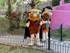 Los Picapiedra disfrazados en el Halloween de Parque Warner
