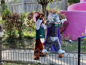 Tom y Jerry disfrazados en el Halloween de Parque Warner