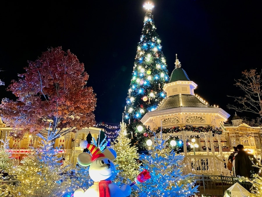 Arbol de Navidad iluminado en Disneyland Paris