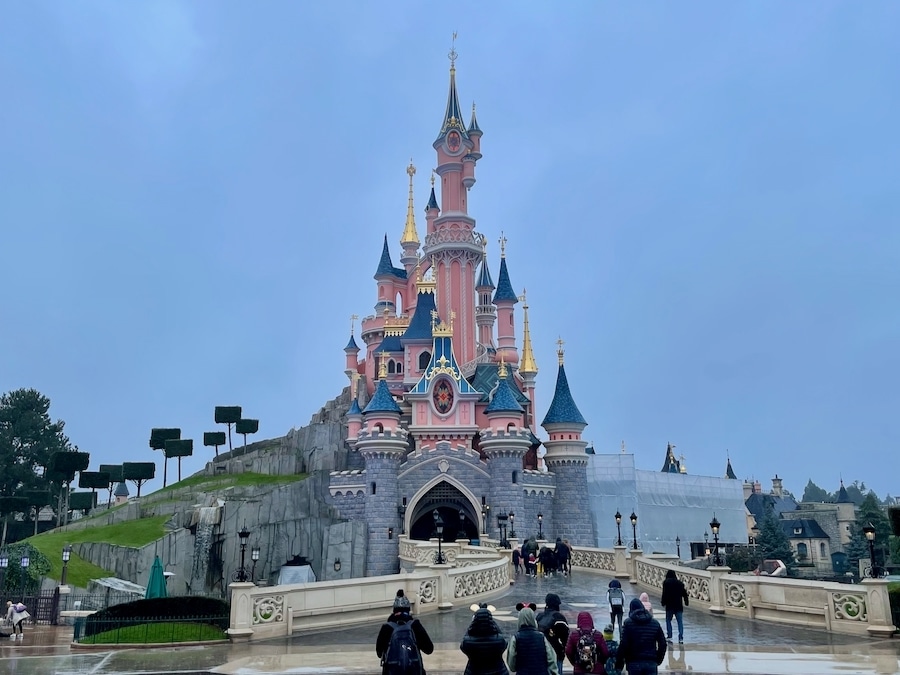 Castillo de Disneyland Paris en obras a mediados de noviembre de 2021