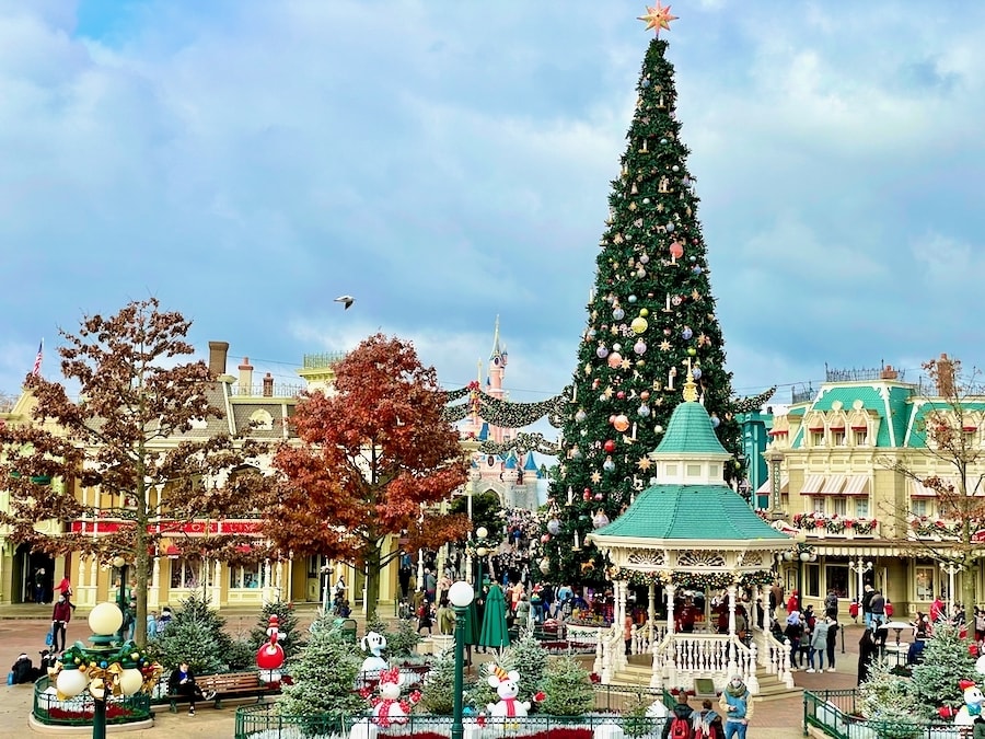 Castillo y árbol de Navidad en Disneyland Paris