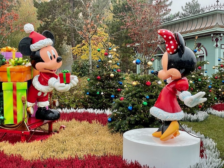 Estatuas de Mickey y Minnie en la navidad de Disneyland Paris