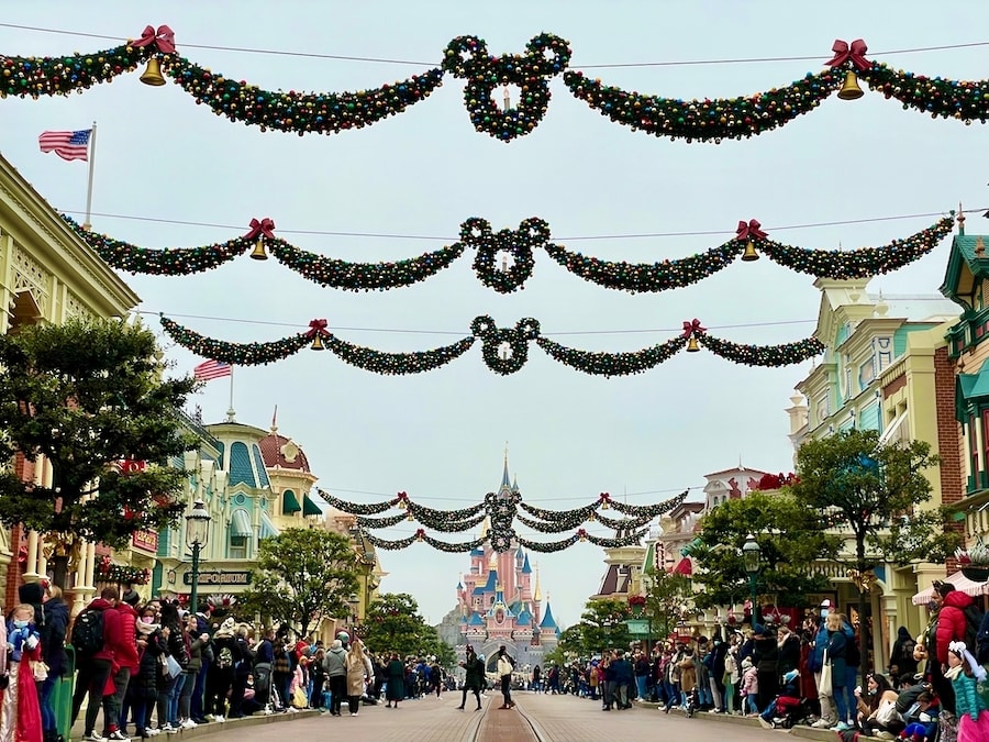 Main Street de Disneyland Paris decorada de Navidad