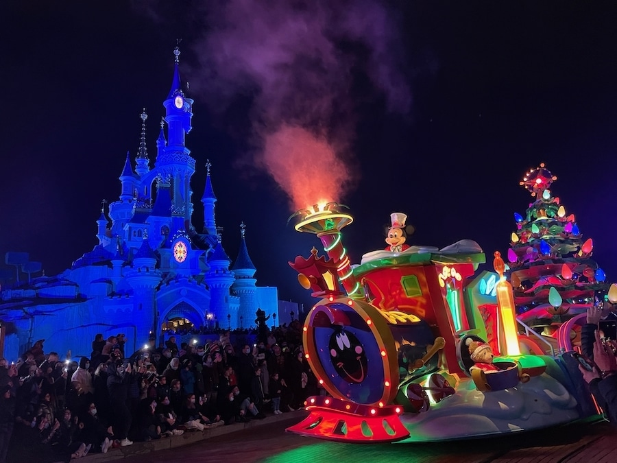 Mickey en la cabalgata de navidad de Disneyland Paris