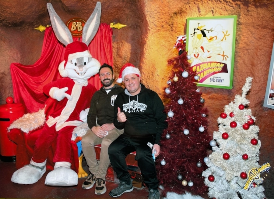 Bugs Bunny vestido de Navidad en su casita de Parque Warner