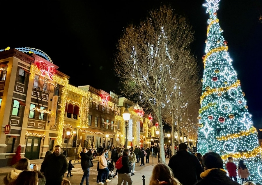 Calle de Nueva York y árbol de navidad iluminado en Parque Warner