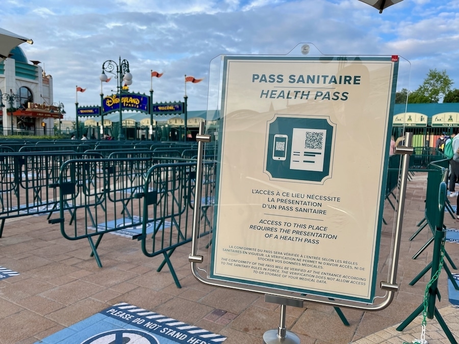 Cartel de Pase Sanitario en la entrada de Disneyland Paris