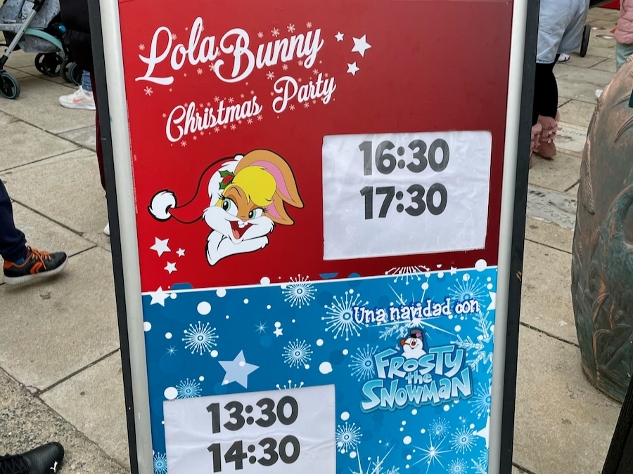 Cartel espectáculos Lola Bunny Christmas Party y Una Navidad con Frosty en la Navidad de Parque Warner