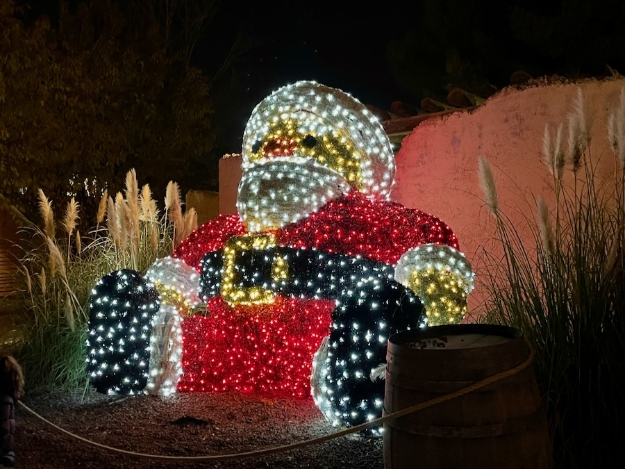 Decoración de Papá Noel iluminado en Parque Warner