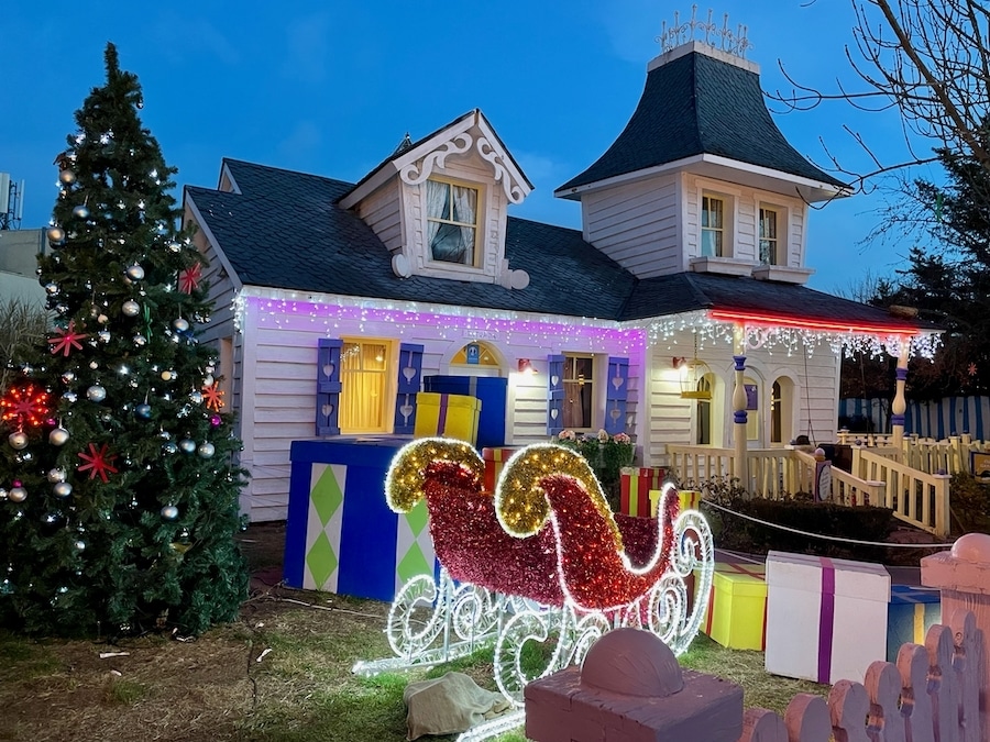 La Casa de la Abuelita de Piolín decorada de navidad en Parque Warner