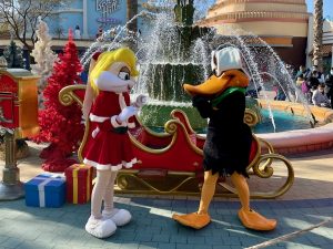 Lola Bunny y el Pato Lucas vestidos de Navidad en Parque Warner