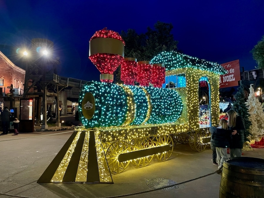 Tren iluminado en la navidad de Parque Warner