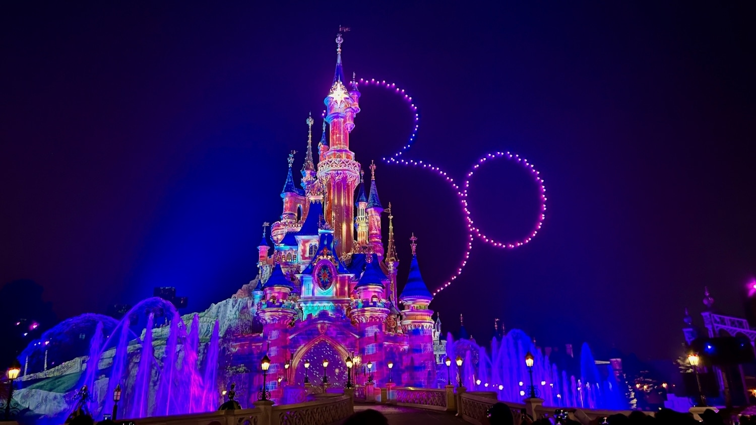 Logo del 30 aniversario con drones en espectáculo nocturno de Disneyland Paris