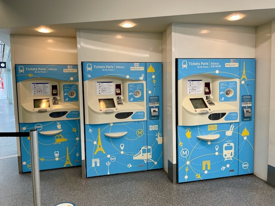 Máquinas de venta de billetes de transporte público en el aeropuerto de Paris Orly