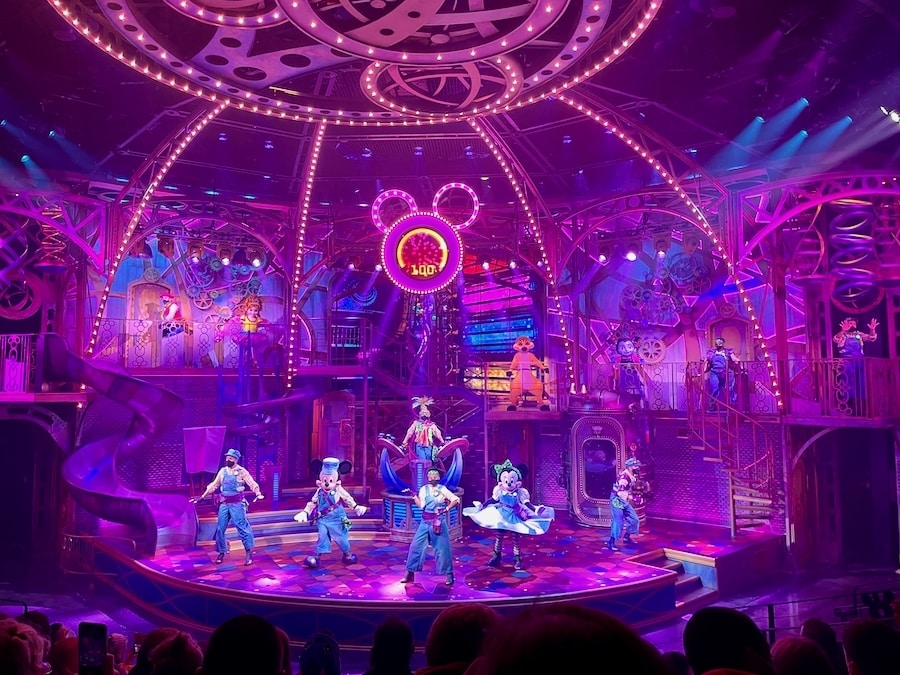 Personajes en el escenario del espectáculo Disney Junior Dream Factory en Walt Disney Studios de Disneyland Paris