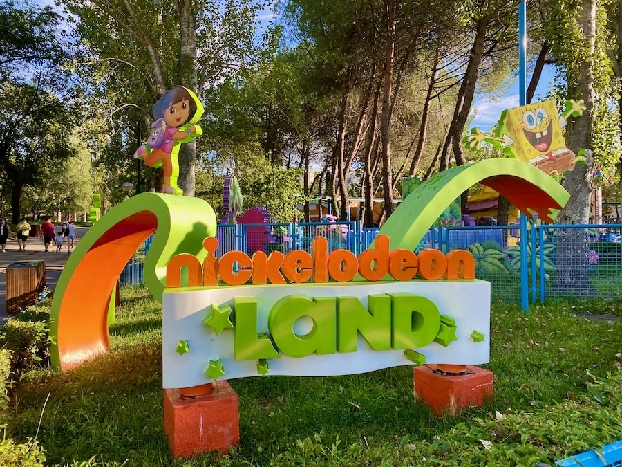 Cartel de Nickelodeon Land en el Parque de Atracciones de Madrid