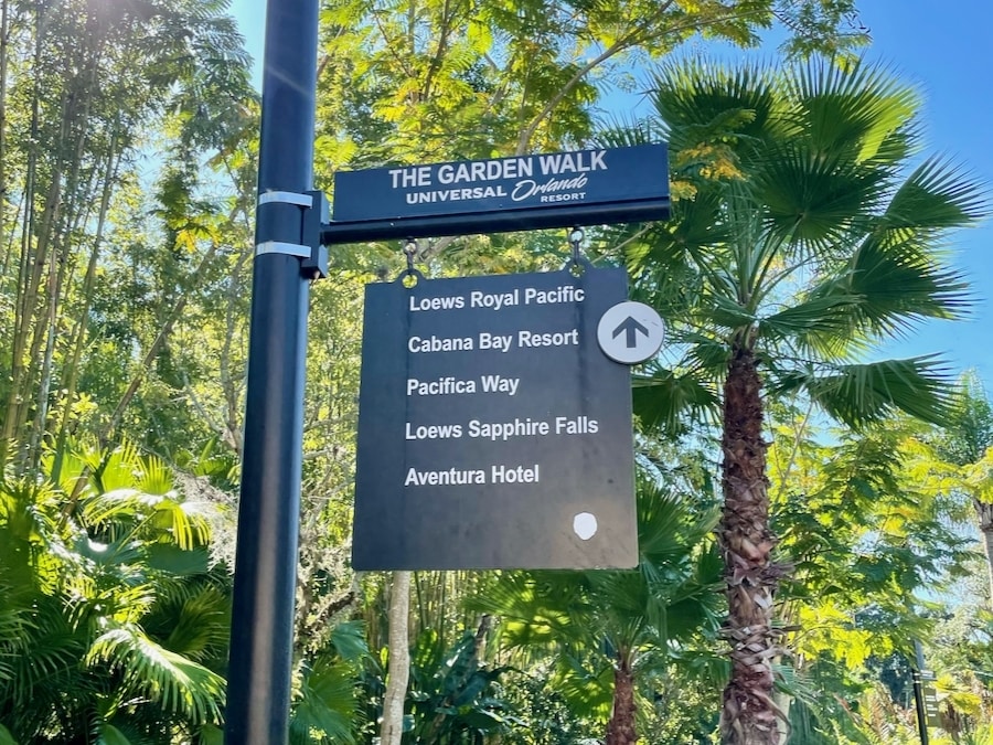 Cartel en el camino peatonal entre hoteles de Universal Orlando Resort