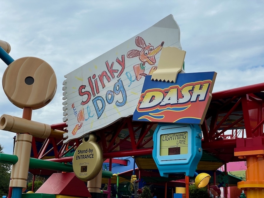 Entrada a la atracción Slinky Dog Dash de Hollywood Studios en Walt Disney World