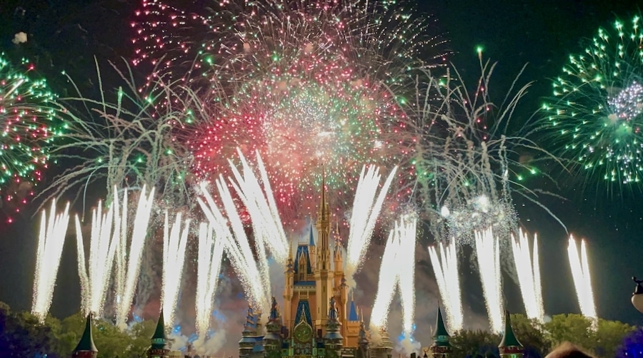 Espectáculo de fuegos artificiales en el castillo de Magic Kingdom en Walt Disney World