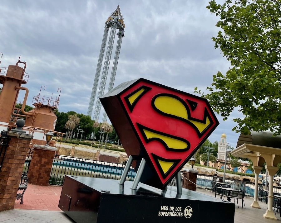 Símbolo gigante de Superman en el mes de los Superhéroes de Parque Warner