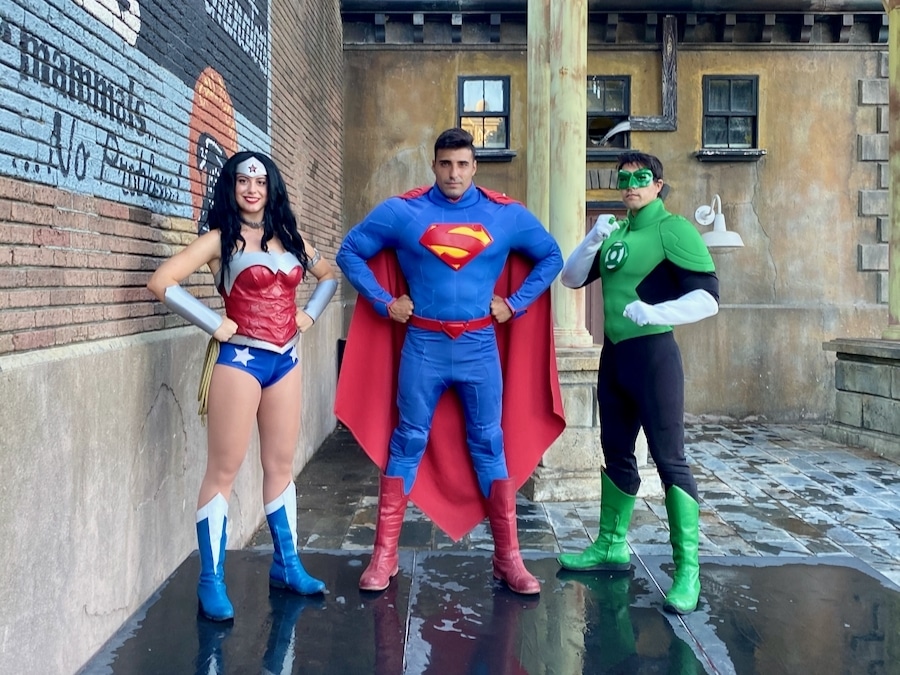 Wonder Woman Superman y Linterna Verde personajes en Parque Warner
