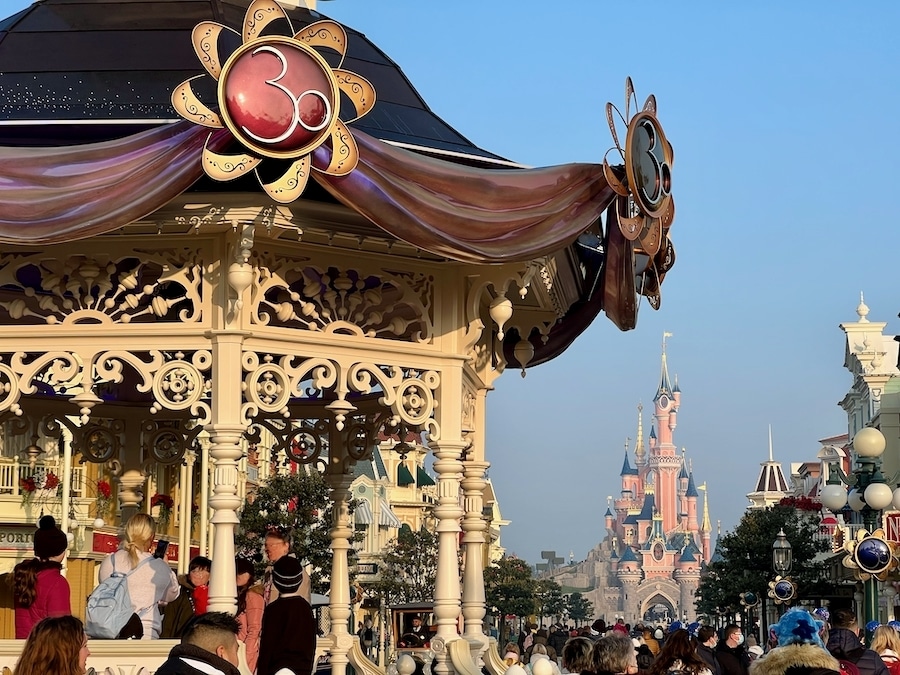 Decoraciones del 30 aniversario en el Gazebo de Main Street de Disneyland Paris