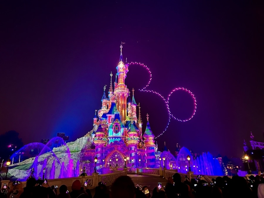 Drones junto al Castillo de Disneyland Paris con el logo del 30 aniversario Disney D-Light