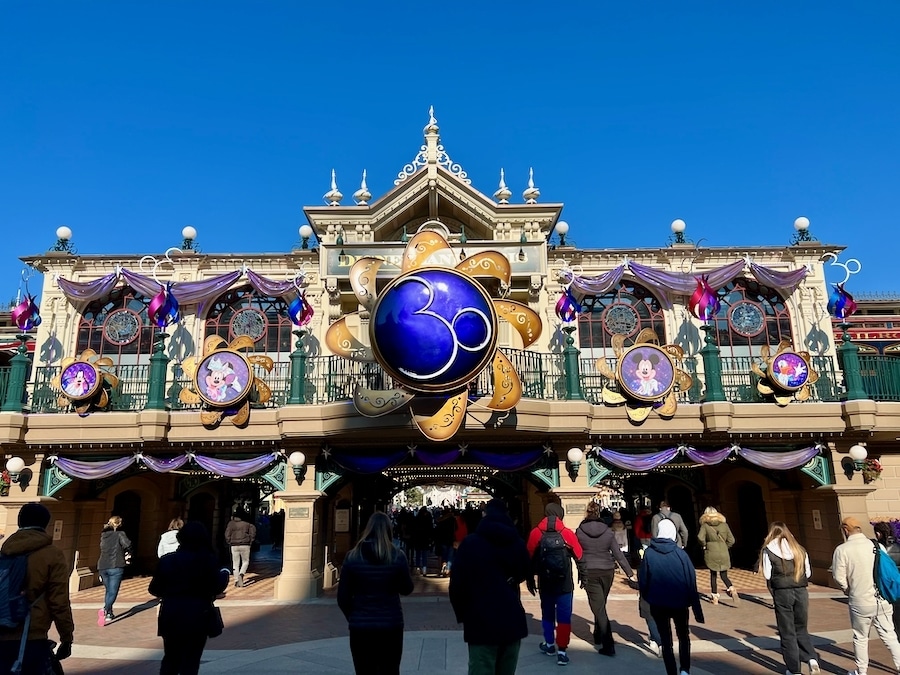 Entrada a Disneyland Paris decorada del 30 aniversario
