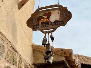 Letrero de El Sibarita tienda de productos gourmet en Puy du Fou España 2022